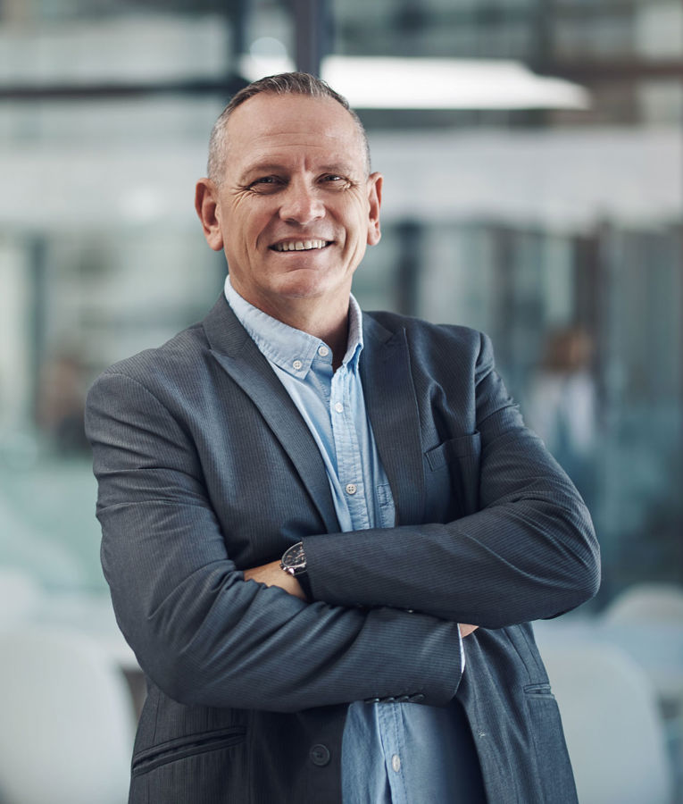 Profesjonell mann i kontormiljø som utstråler tillit og ekspertise innen arbeidsstyring, vaktplan og tidsregistrering