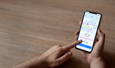 Ansatt registrerer arbeidstid via mobilapp med kalender – effektiv og brukervennlig tidsregistrering for lønn og oversikt.