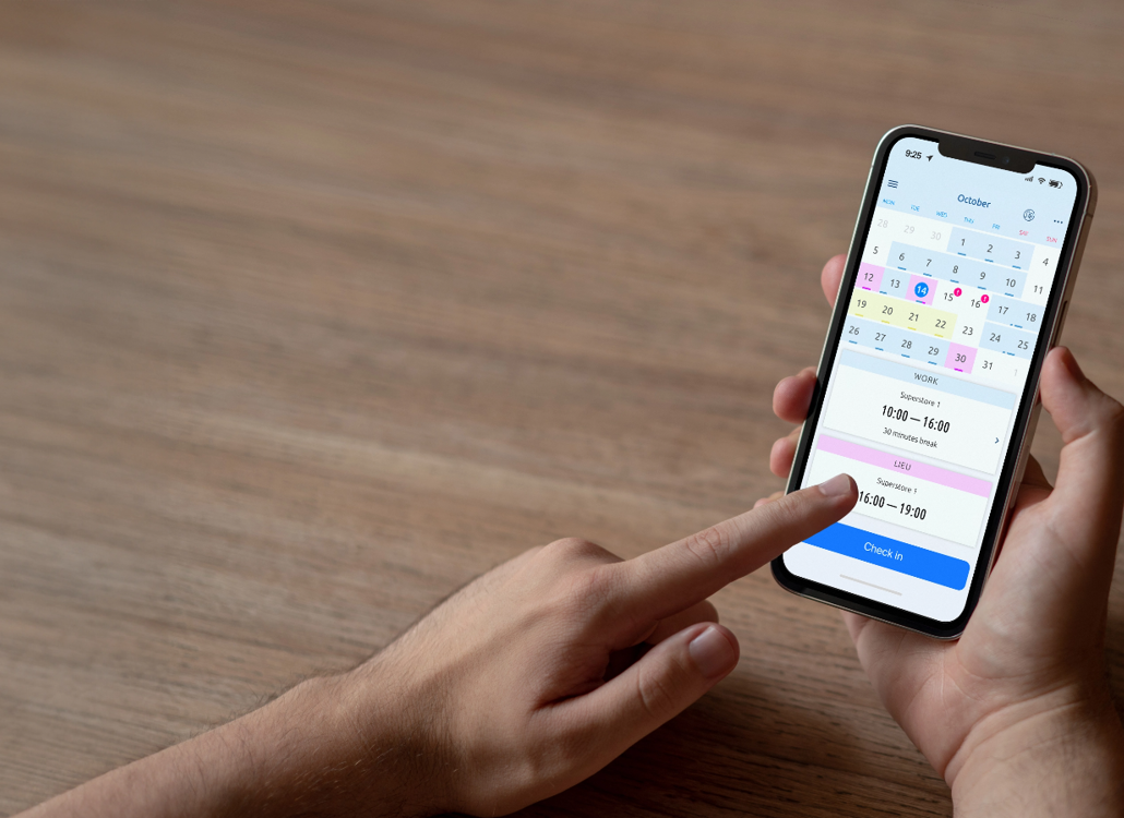 Ansatt registrerer arbeidstid via mobilapp med kalender – effektiv og brukervennlig tidsregistrering for lønn og oversikt.