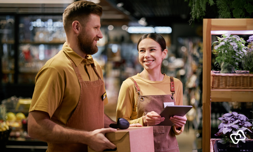 Butikkansatte jobber med vaktplan og bemanningsplanlegging for sommerferien med fokus på bemanning, arbeidstider og timeregistrering