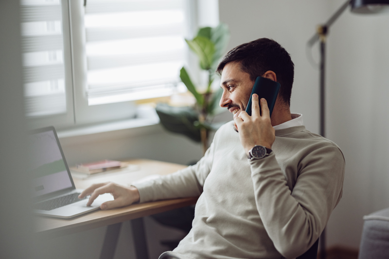 ChatGPT said:  Mann som jobber hjemmefra med bærbar PC og telefon, og administrerer vaktplanlegging og timeregistrering gjennom en AI-basert Workforce Management-løsning.