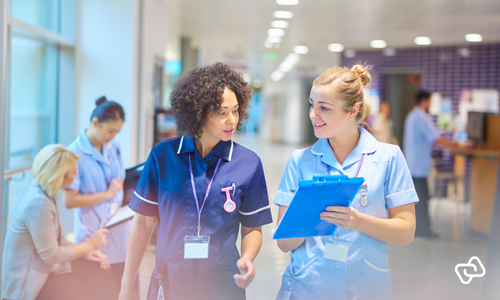 Frontlinjemedarbeidere i helsesektoren samarbeider om bemanningsplanlegging og timeregistrering for bedre workforce management og work-life balance