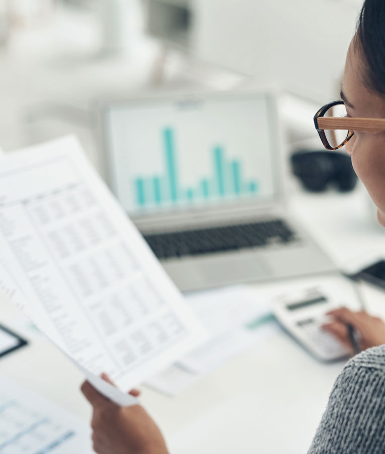 HR-medarbeider analyserer rapporter og grafer på laptop som del av workforce management, HR controlling, vaktplan og timeregistrering