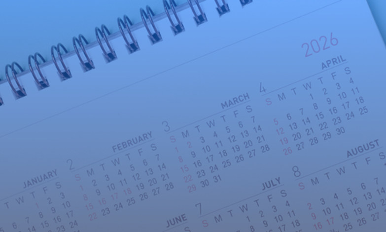 Nærbillede af en kalender for 2026, der illustrerer tidsplanen for, hvornår EU’s regler om løngennemsigtighed og krav til lønrapportering træder i kraft for HR-afdelinger.