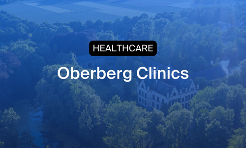 Luftfoto av Oberberg Clinics omgitt av skog – et uttrykk for hvordan institusjonen forbedrer timeregistrering, HR-controlling og vaktplanlegging med Timegrip.
