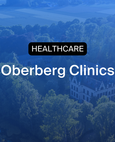 Luftfoto av Oberberg Clinics omgitt av skog – et uttrykk for hvordan institusjonen forbedrer timeregistrering, HR-controlling og vaktplanlegging med Timegrip.