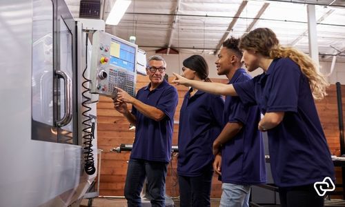 Elever og lærlinger i produksjon får praktisk opplæring ved maskin i tråd med gjeldende regler for arbeidstid og bemanningsplanlegging for unge arbeidstakere