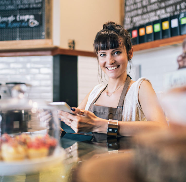En hyggelig kaféansatt serverer kaffe og bakverk for å forbedre kundeopplevelsen.