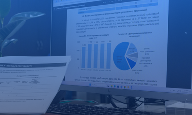 Computer med lønrapporter og diagrammer på skærmen som symbol på virksomheders praktiske tiltag for løngennemsigtighed, lønforskelsanalyse og HR-datahåndtering.